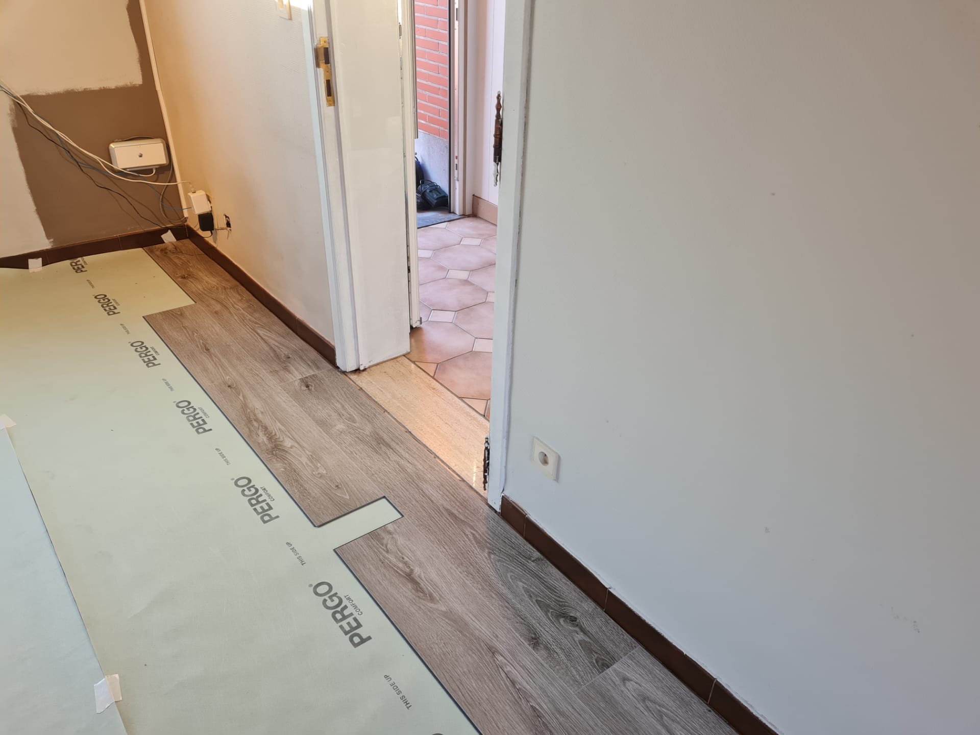 Pose d'un parquet Pergo par Renovsol à domicile Suisse Pose d'un parquet Pergo par Renovsol à domicile Suisse