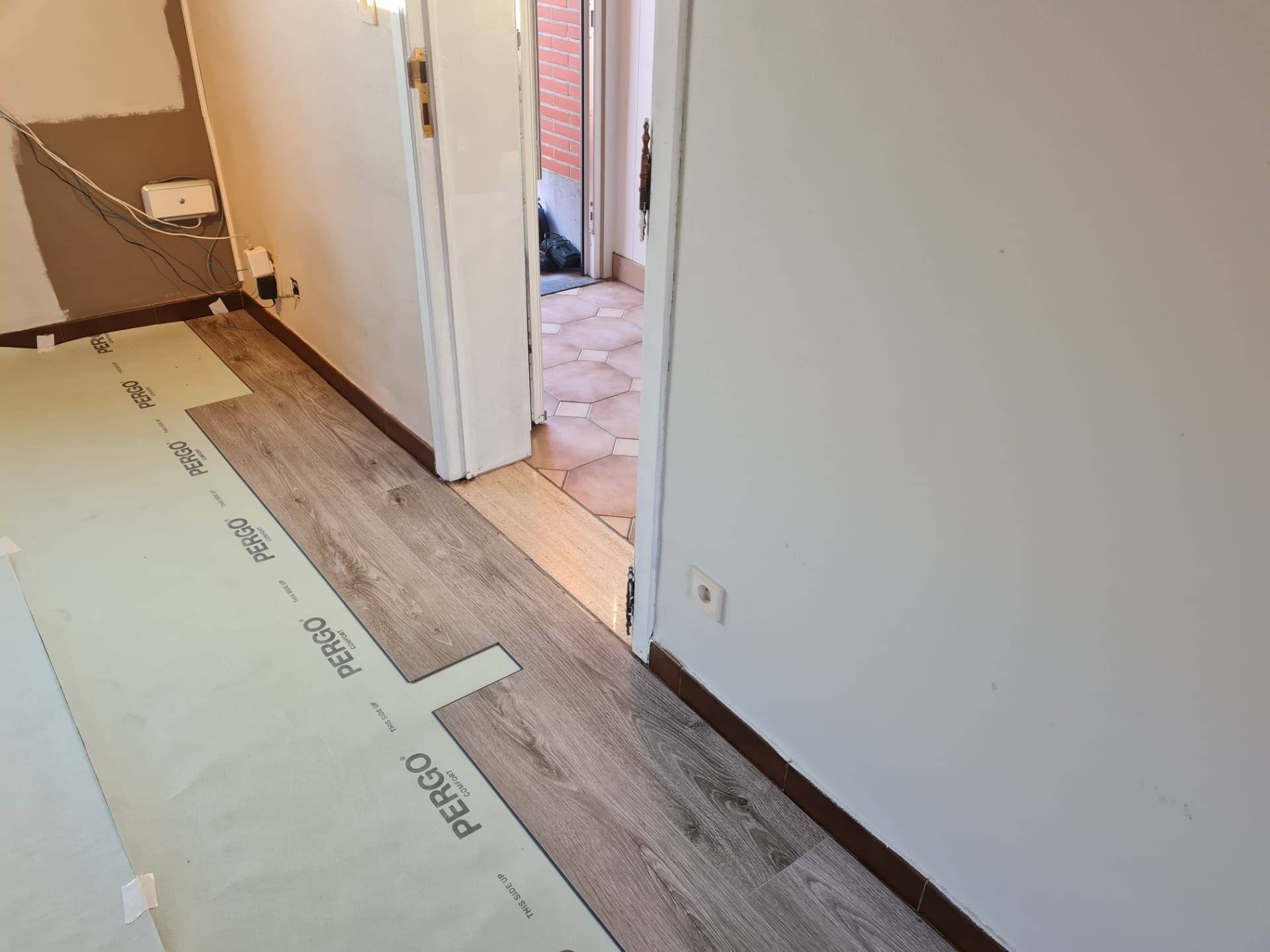 Pose d'un parquet Pergo par Renovsol à domicile Suisse Pose d'un parquet Pergo par Renovsol à domicile Suisse